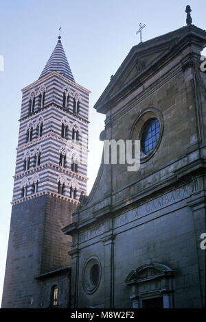 Einer der typischen kleinen Dorf in der Mitte von Italien, Caprarola, in der Region Latium und der Kirche Stockfoto