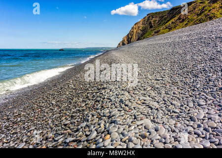 Greencliff, Kiesel - Blick nach Norden über den Strand in Richtung Baggy Punkt und Saunton: Greencliff, in der Nähe von Ilfracombe, Devon, Großbritannien. Stockfoto