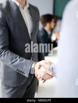 Geschäft Leute die Hände schütteln in modernen Büro Stockfoto