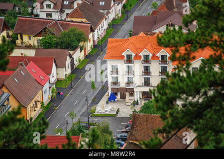 Blick über die Dächer der Altstadt. Fenster auf Ziegeldach. Ziegeldach auf alten Gebäude. Rumänien, Rasnov Stockfoto