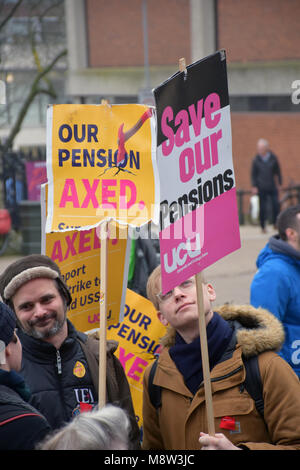 Dozenten EAST Mitglieder schlagen aus Protest gegen die Pläne ihrer Pensionen aus einer leistungsorientierten Regelung zu einer, wo ihre Renten würde sich ändern Stockfoto