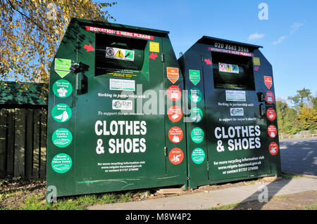 Kleidung & Schuhe Recycling Bank Stockfoto