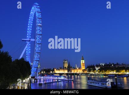 London Eye und Häuser des Parlaments von Hungerford Bridge, London, UK. Stockfoto