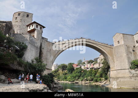 MOSTAR, Bosnien - Herzegowina 10. AUGUST: Touristen in die Alte Brücke von Mostar, die im Krieg zerstörte und 2004 wieder aufzubauen. Am 10. August, 2013 Stockfoto