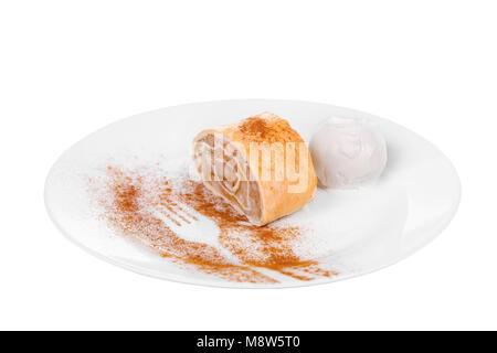 Apfelkuchen, Charlotte mit Vanilleeis, serviert auf einem Teller isoliert weißer Hintergrund, Muster, Gabel von Kakao. Dessert für ein Menü in einem Cafe, Restaurant Stockfoto