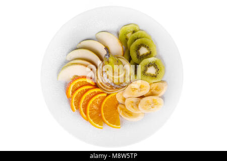Platte mit verschiedenen geschnittenes Obst Platten isoliert weißer Hintergrund, bestreut mit Puderzucker. Dessert für ein Menü in einem Cafe, Restaurant, Kaffee sh Stockfoto