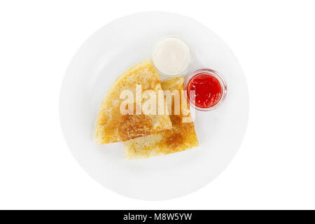 Zwei Pfannkuchen Dreieck mit Beeren Marmelade und Sauerrahm, isoliert weißer Hintergrund auf einem Teller. Dessert für ein Menü in einem Cafe, Restaurant, Coffee Shop anzeigen Stockfoto