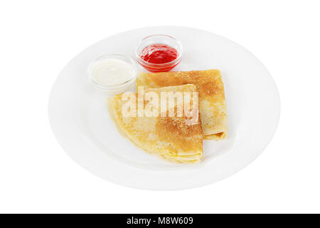 Zwei Pfannkuchen Dreieck mit Beeren Marmelade und Sauerrahm, isoliert weißer Hintergrund auf einem Teller. Dessert für ein Menü in einem Cafe, Restaurant, Coffee Shop Seite Stockfoto