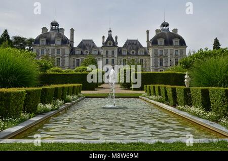 Cheverny, Loire Tal, Frankreich. 26. Juni 2017 um 12:00 Uhr. Ansicht der Rückseite Fassade, auf die wunderschönen Gärten der Fassade. Stockfoto