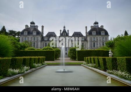 Cheverny, Loire Tal, Frankreich. 26. Juni 2017 um 12:00 Uhr. Ansicht der Rückseite Fassade, auf die wunderschönen Gärten der Fassade. Stockfoto