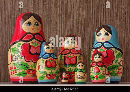 Die symbolische Puppen einer matrjoschka versammelt eine Art Familie Gruppe zu bilden Stockfoto