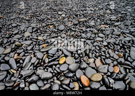 Schwarze Steine am Strand Reynisfjara Stockfoto