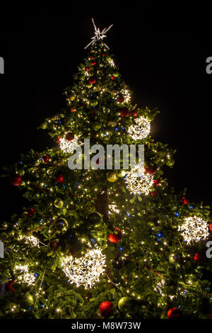 Weihnachtsbaum mit Dekoration auf schwarzem Hintergrund Stockfoto