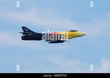 Hawker Hunter Jet fighter G-PSST (Miss Verhalten) führt auf dem Airbourne Airshow in Eastbourne, England am 11. August 2012. Stockfoto