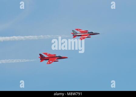 Die rote Mücke Display Team an der Airbourne Airshow in Eastbourne, East Sussex, England durchführen am 11. August 2012. Stockfoto