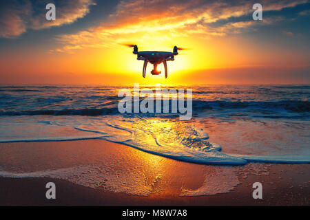 Schönen Morgen über das Meer und die drohne Fliegen gegen die Sonne Stockfoto
