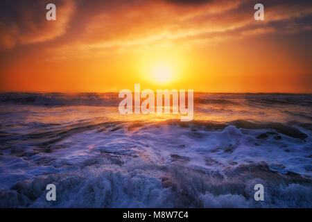 Blick auf das Meer, den Sonnenaufgang geschossen. Stockfoto