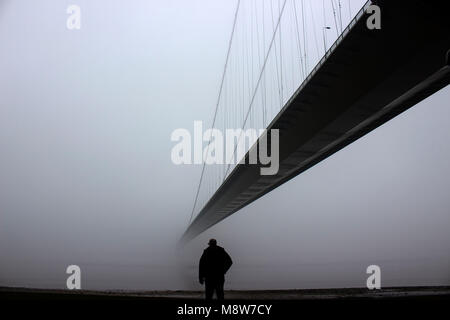 Humber Bridge mit Nebel, ein Mann aus dem Fluss, Yorkshire, England, Großbritannien Stockfoto