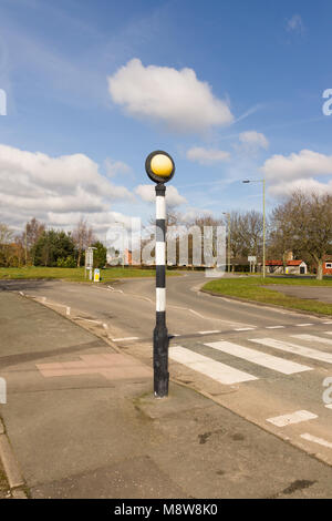 Belisha Beacon ein gelbes Blinklicht an einem schwarzen und weißen Pole markieren Fußgängerüberwegen im Vereinigten Königreich Stockfoto