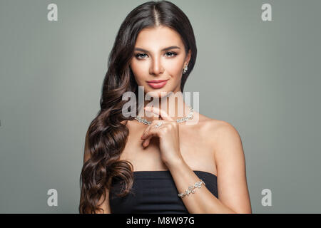 Schöne Frau mit Schmuck Diamant Halskette, Armband und Ohrringe. Perfekte weibliche Gesicht. Frau mit Hollywood Wave Frisur Stockfoto