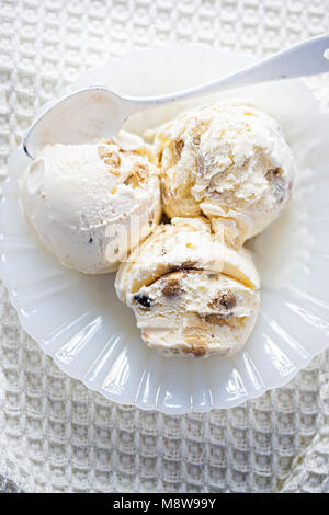 Vanille Eis mit Schokolade Plätzchenteig Stockfoto