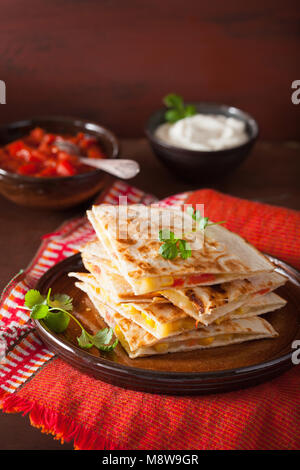 Mexikanische quesadilla mit Tomate, Mais, Käse Stockfoto