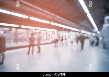 Verschwommenes Bild bokeh von Menschen stainding und warten auf den Zug der U-Bahn Station in München, Deutschland Stockfoto