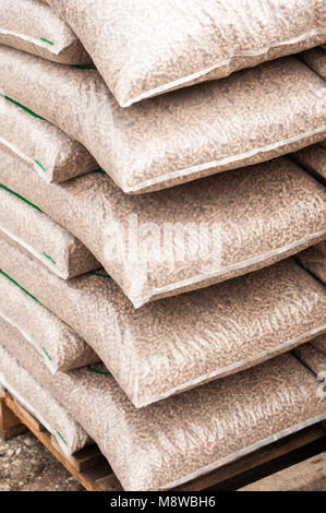 Stapel Plastiktüten mit Holzpellets Stockfoto