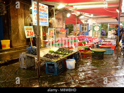 Frischen Muscheln für den Verkauf auf über Sopramuro - das Essen der Market Street in der Nähe der Porta Nolana, Neapel Stockfoto