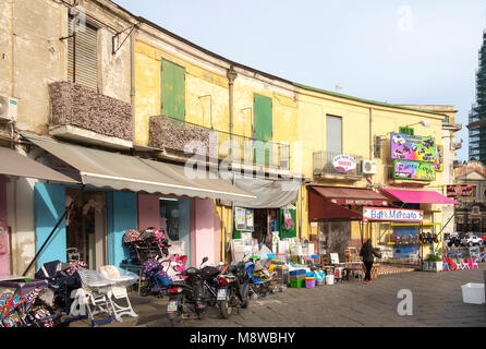 Die bunten Geschäfte und eine Bar an der Piazza Mercato, Neapel Stockfoto