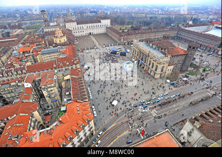 Antenne drone Blick auf die Stadt Castello und dem Königlichen Palast im Hintergrund Turin Italien ca. März 2016 Stockfoto