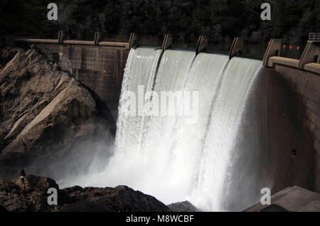 Eine einsame Frau steigt herab die Felsen einen besseren Blick auf den Wasserfall am North Fork Dam zu erhalten. Stockfoto