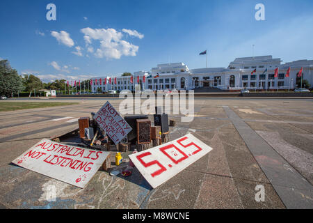 Canberra, Australien - 12. März 2018: Protest der Aborigines kunst Installation vor dem Old Parliament House in Canberra, Australien Stockfoto