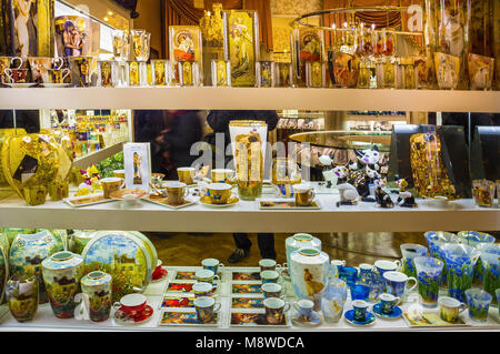 Prag, Tschechische Republik - 31. Dezember 2017: Weingläser der Böhmischen Glas im Shop, Prag, Tschechische Republik Stockfoto