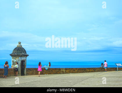 San Juan, Puerto Rico - Mai 08, 2016: Die Menschen Fotos auf große Außenwand mit einer Sentry box von Fort San Cristobal Stockfoto