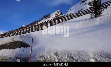 Arlbergpass zwischen Stuben und St. Anton im Winter Stockfoto