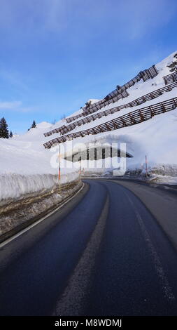 Arlbergpass zwischen Stuben und St. Anton im Winter Stockfoto