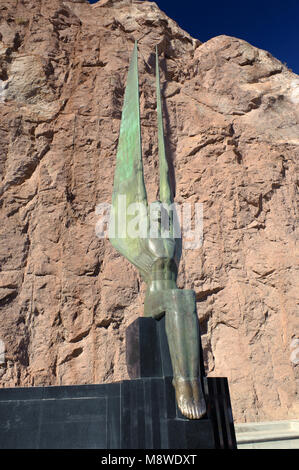 Einer der beiden geflügelten Zahlen der Republik, Bronzestatuen von Oskar Hansen, am Hoover-Staudamm, USA installiert. Stockfoto