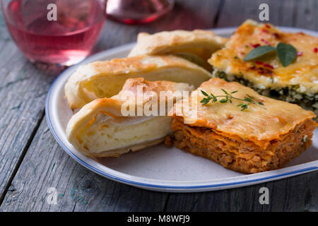 Lasagne und Camembert Käse torte Stockfoto