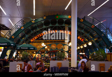 Flughafen Amsterdam, Niederlande - 4. September 2017: In Amsterdam Flughafen Schiphol Stockfoto