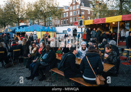 Amsterdam, Niederlande - 25 April 2017: Menschen im Café draußen auf überfüllten Nieuwmarkt Neuer Markt im Zentrum von Amsterdam, Niederlande. Stockfoto