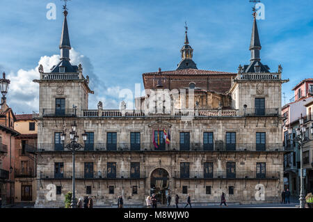 Altes Rathaus auf dem Hauptplatz in Leon, Spanien. 2016 Foto. Stockfoto