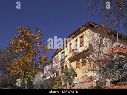 Morgen im traditionellen Doltso in der Nachbarschaft, in der Altstadt von Kastoria Stadt im westlichen Mazedonien, Griechenland Stockfoto