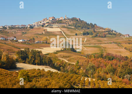 La Morra Stadt auf einem Hügel umgeben von Feldern, Weinbergen, Wäldern in sonniger Herbsttag in Italien Stockfoto