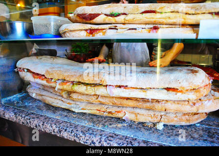 Nahaufnahme eines riesigen Sandwich auf einem Marmorboden gefüllt Stockfoto