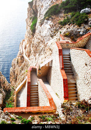 Steile Treppe hoch auf einem Berg mit Blick auf das Meer in Sardinien, Italien Stockfoto