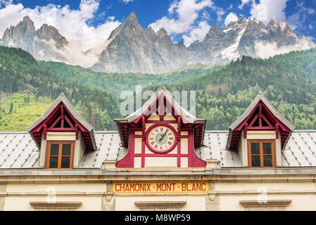 Chamonix Mont Blanc Bahnhof, Les Aiguilles de Chamonix im Hintergrund, die Alpen, Frankreich Stockfoto