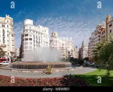 Valencia, Spanien, 1. Mai 2013: Hauptplatz (Plaza del Ayuntamiento) mit Palmen und geparkte Autos an einem sonnigen Tag in Valencia, Spanien Stockfoto