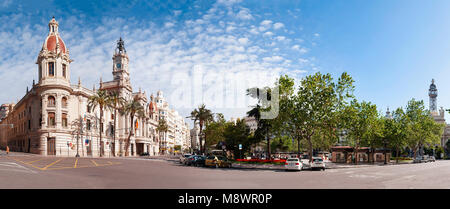 Valencia, Spanien, 1. Mai 2013: Hauptplatz (Plaza del Ayuntamiento) mit Palmen und geparkte Autos an einem sonnigen Tag in Valencia, Spanien Stockfoto