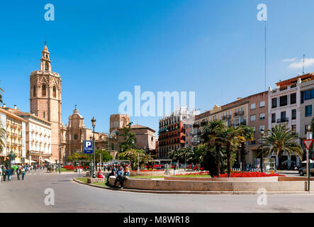 Valencia, Spanien, 1. Mai 2013: Plaza de la Reina in Valencia, Spanien, mit der Kathedrale und dem Glockenturm in der Ferne Stockfoto